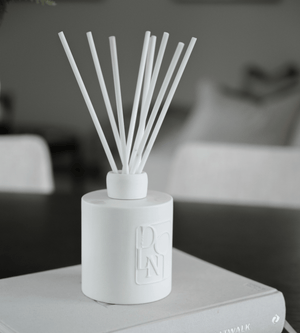 Dolni Large White Ceramic Blackberry Oud 500ml Reed Diffuser