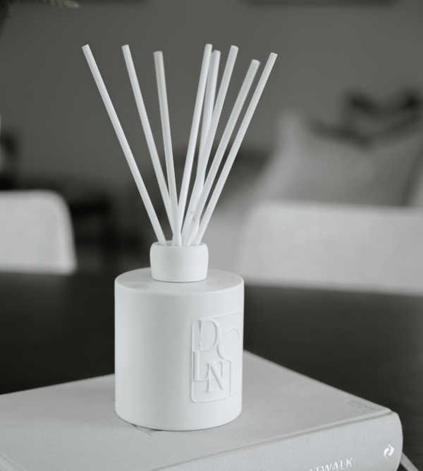 Dolni Large White Ceramic Blackberry Oud 500ml Reed Diffuser