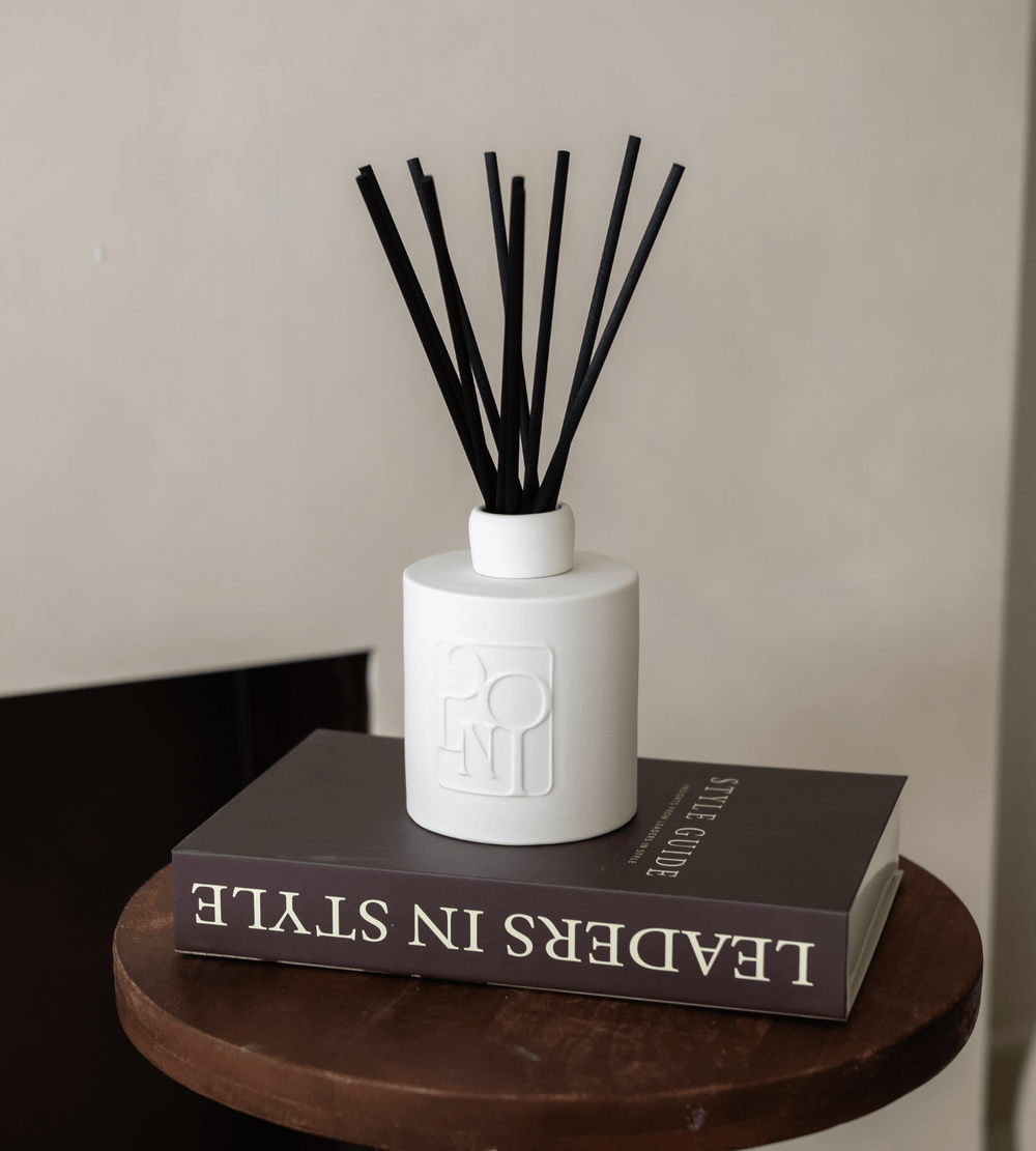 Dolni Large White Ceramic Blackberry Oud 500ml Reed Diffuser